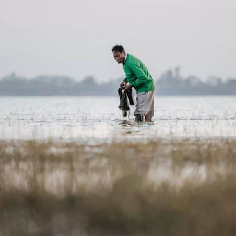 asian-fisherman-standing-water-fishing-net-fishing-river-early-morning-copy-space_1150-55871